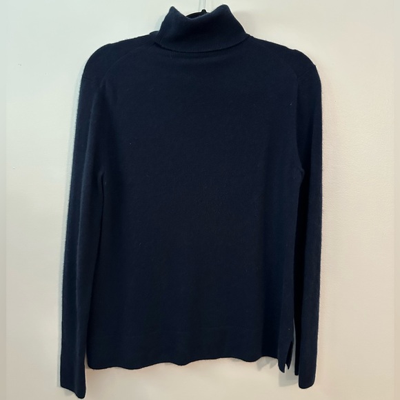 Neiman Marcus 100% Cashmere Turtleneck
Long Sleeve Sweater Large - Picture 5 of 9